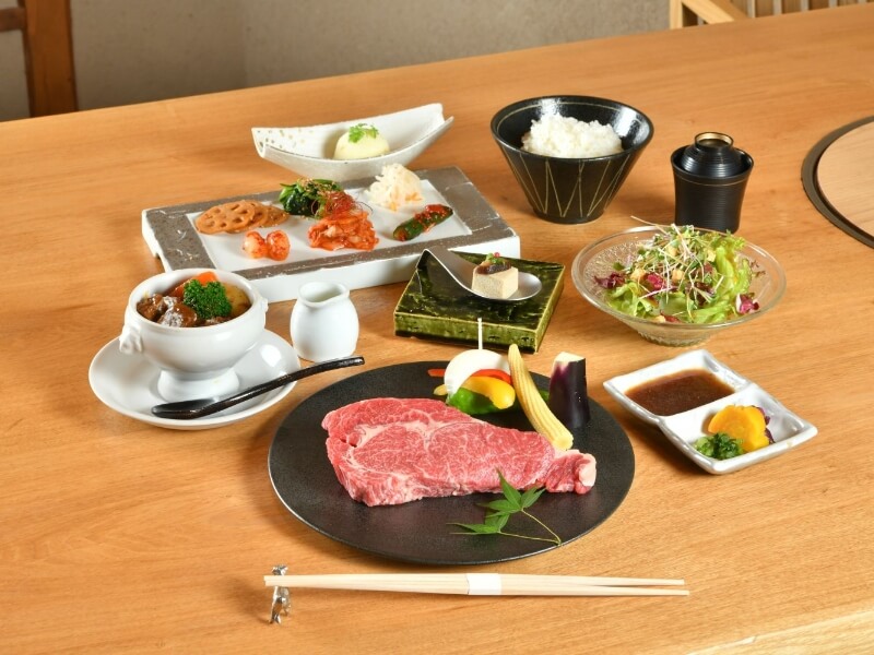 大阪・光の饗宴2025 イルミネーションクルーズと北新地「名門」ステーキ